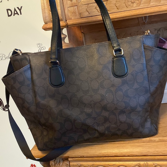 Coach diaper bag with adjustable and removable shoulder strap - Picture 4 of 15